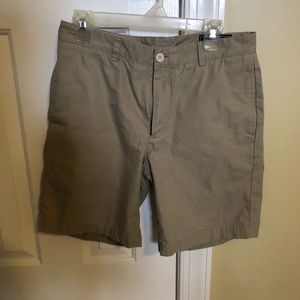 Vineyard vines khaki shorts size 32